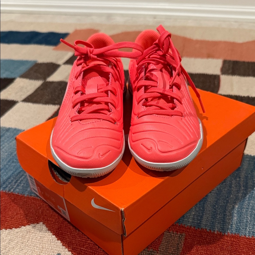 NWT Nike Kids Size 1Y Sneakers